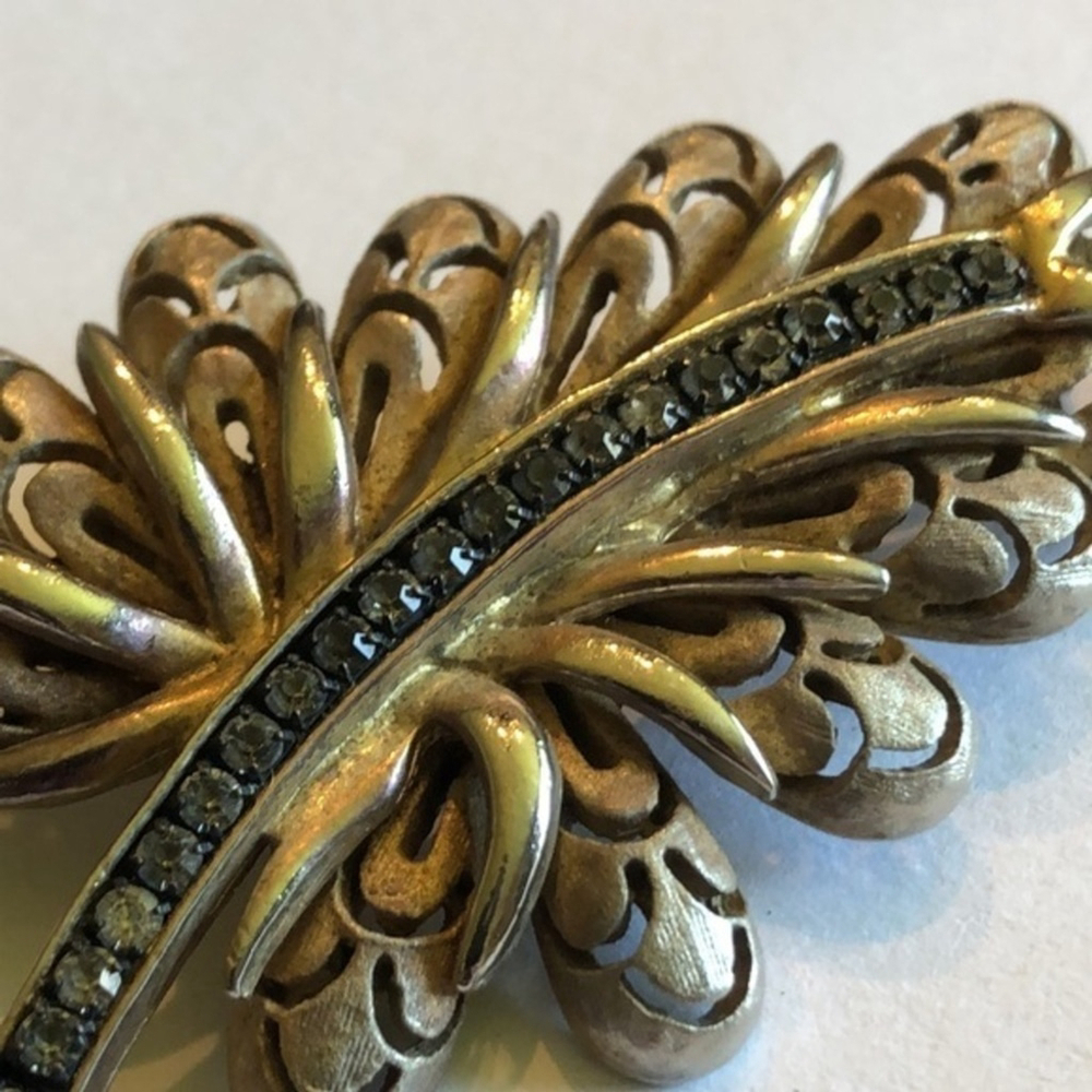 HAR Signed Vintage Leaf Rhinestone Brooch Shoulder Pin - Picture 3 of 6